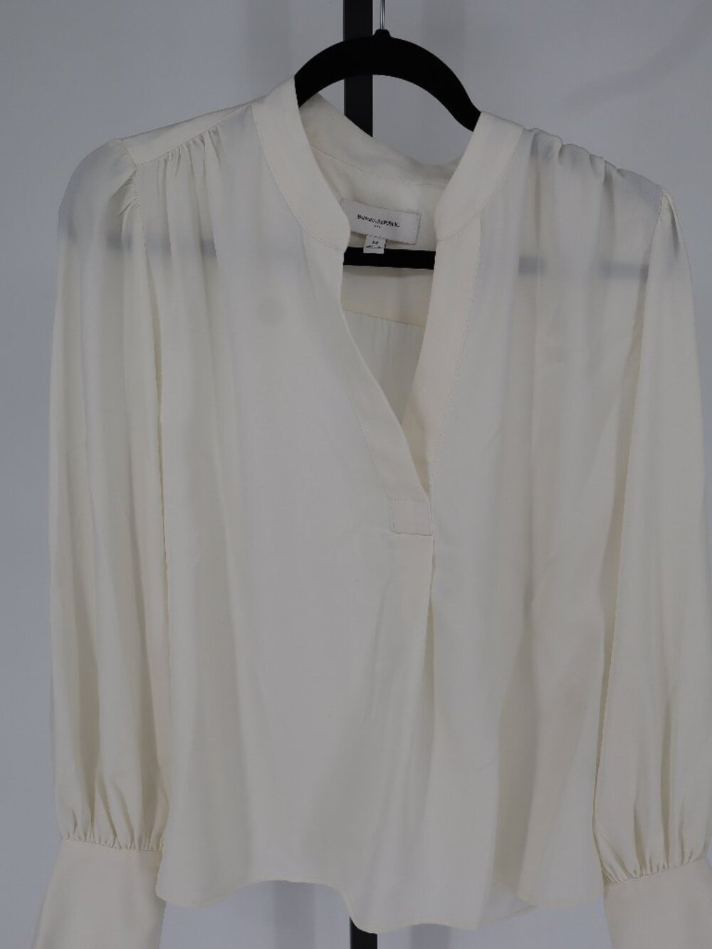 Banana Republic Long sleeve v neck with gathered sleeves  Like new Size M